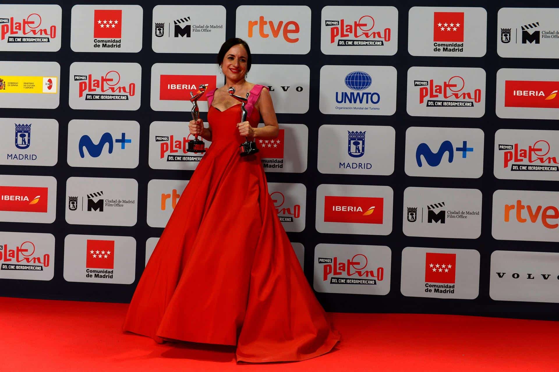 La directora chilena Maite Alberdi posa con sus dos premios por "El agente topo", durante la ceremonia de entrega de los Premios Platino del Cine y el Audiovisual Iberoamericano que se celebra este domingo en Madrid