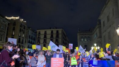 Un millar de personas saca "tarjeta amarilla" a Colau "por la inseguridad, la suciedad y la chapuza" de Barcelona