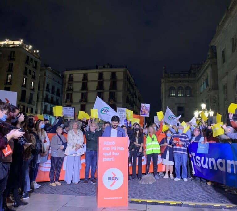 Un millar de personas saca "tarjeta amarilla" a Colau "por la inseguridad, la suciedad y la chapuza" de Barcelona