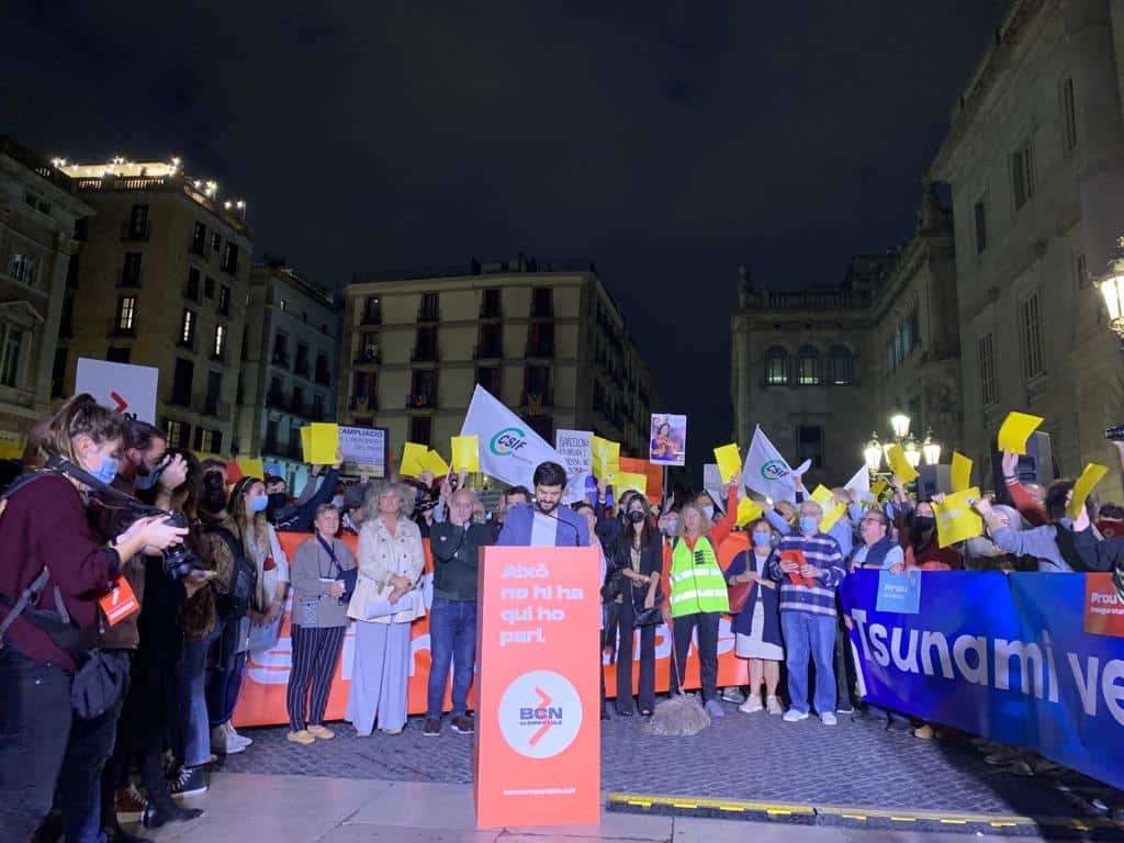 Un millar de personas saca "tarjeta amarilla" a Colau "por la inseguridad, la suciedad y la chapuza" de Barcelona