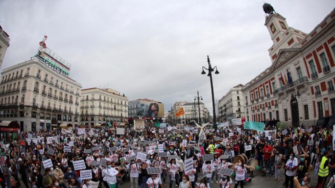 Cientos de personas participan en una manifestación con el lema "renovables sí, pero no así" y en pro de una transición energética justa, basada en la generación renovable distribuida, el ahorro energético y el autoconsumo, este sábado en Madrid.