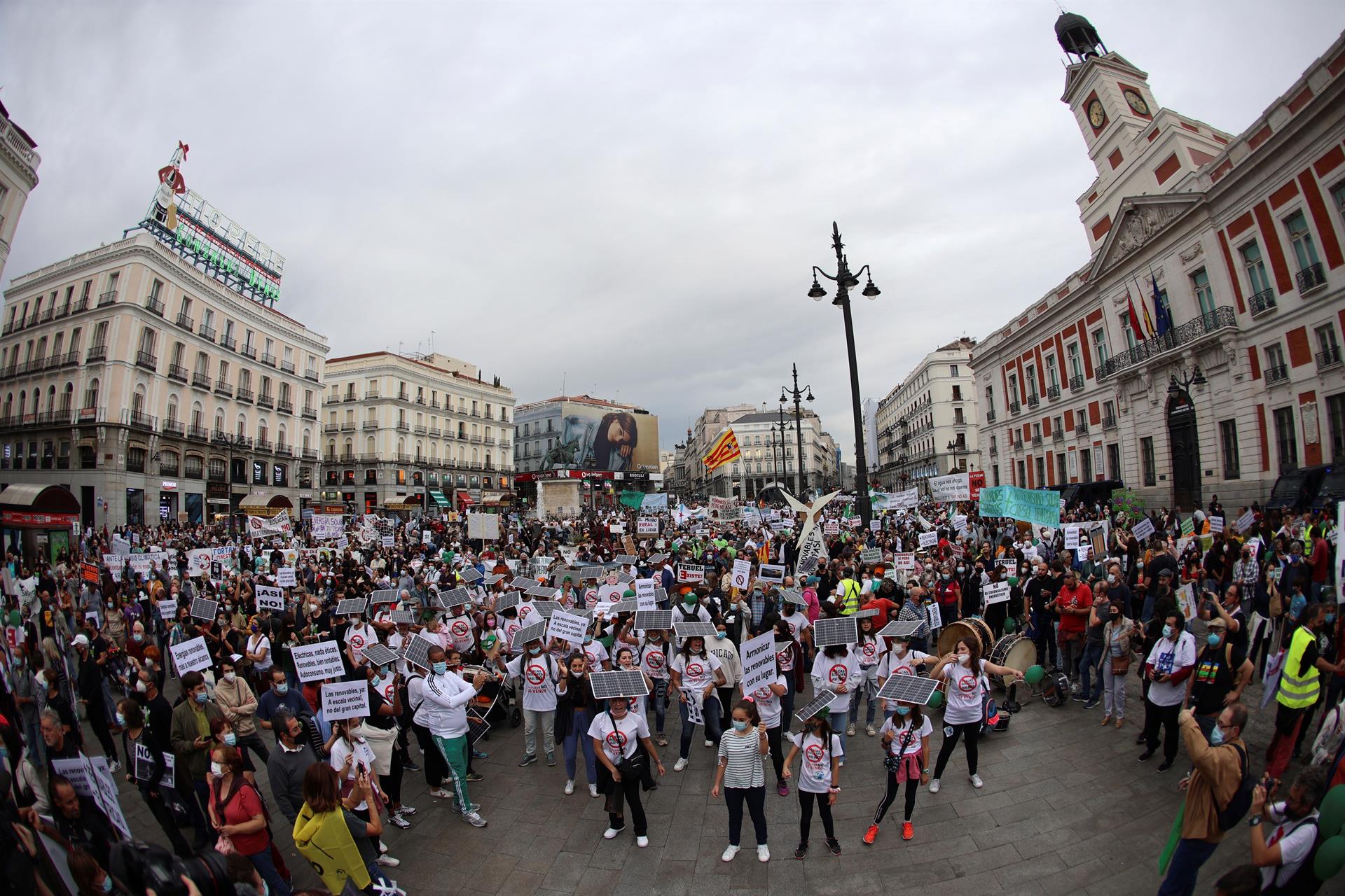 Cientos de personas participan en una manifestación con el lema "renovables sí, pero no así" y en pro de una transición energética justa, basada en la generación renovable distribuida, el ahorro energético y el autoconsumo, este sábado en Madrid.