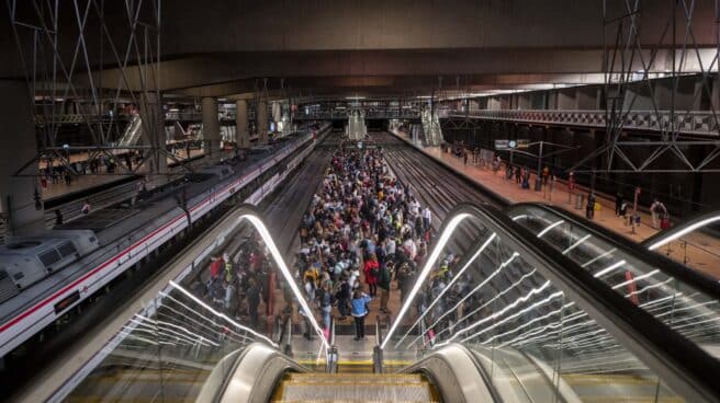 La suspensión de 567 trenes de los servicios mínimos añade más caos a la huelga Un gran número de pasajeros espera la llegada de trenes en la estación de Madrid - Puerta de Atocha