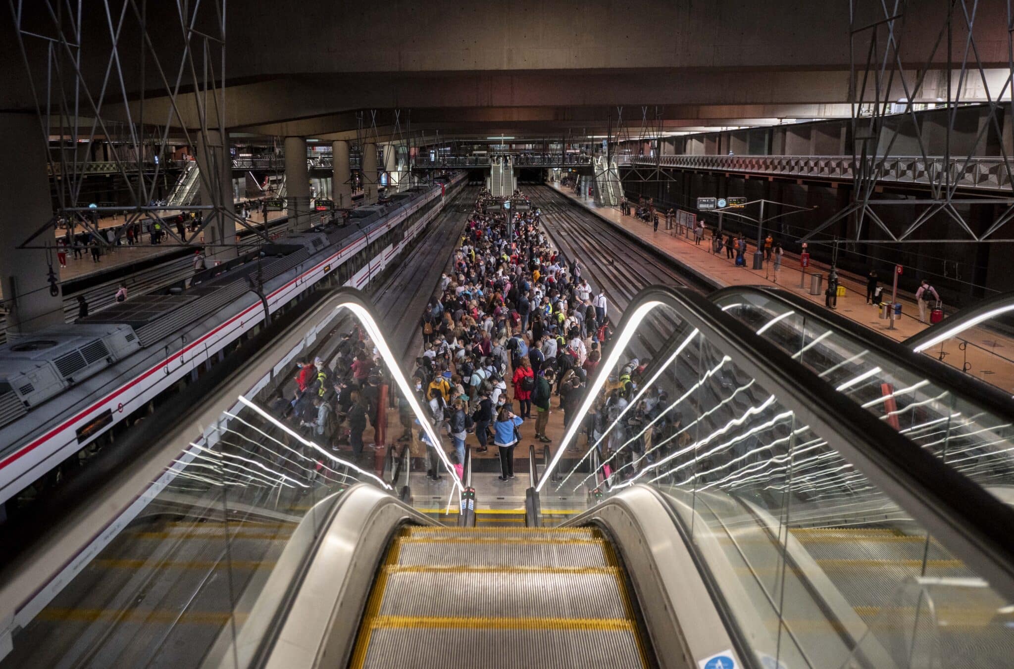 Un gran número de pasajeros espera la llegada de trenes en la estación de Madrid - Puerta de Atocha