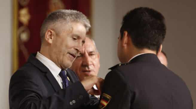 El ministro del Interior, Fernando Grande-Marlaska, imponiendo una medalla a un policía.