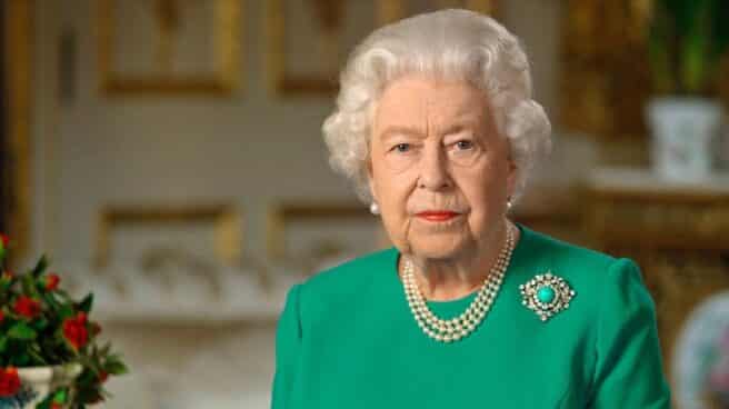 La reina Isabel II en un comunicado en 2021 La reina Isabel de Inglaterra vestida de verde mirando a cámara en un comunicado de la Familia Real
