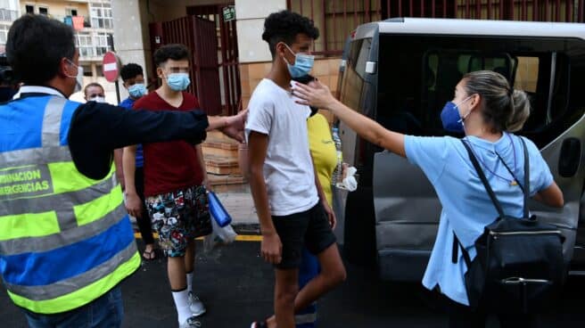 interior-detalla-4,67-menores-ceuta-repatriados Tres de los menores marroquíes que entraron en Ceuta, minutos antes de ser repatriados a su país de origen.