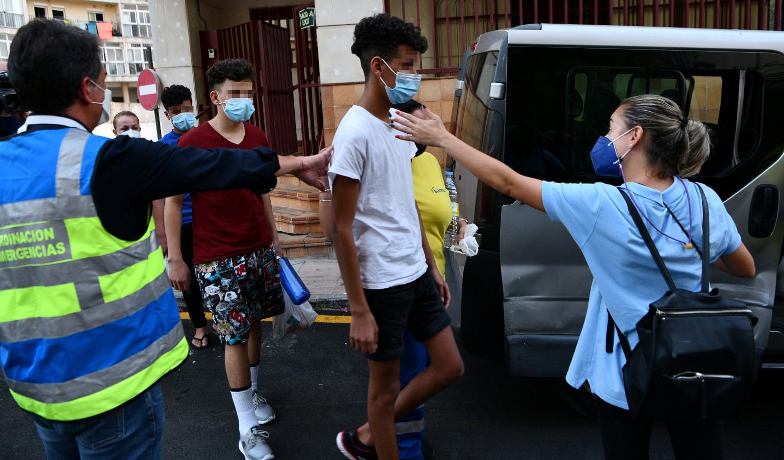 Tres de los menores marroquíes que entraron en Ceuta, minutos antes de ser repatriados a su país de origen.