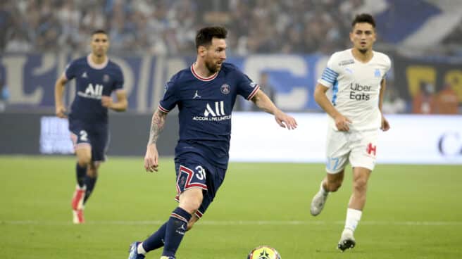 Leo Messi dribbles in Paris Saint-Germain's match against Olympique de Marseille.