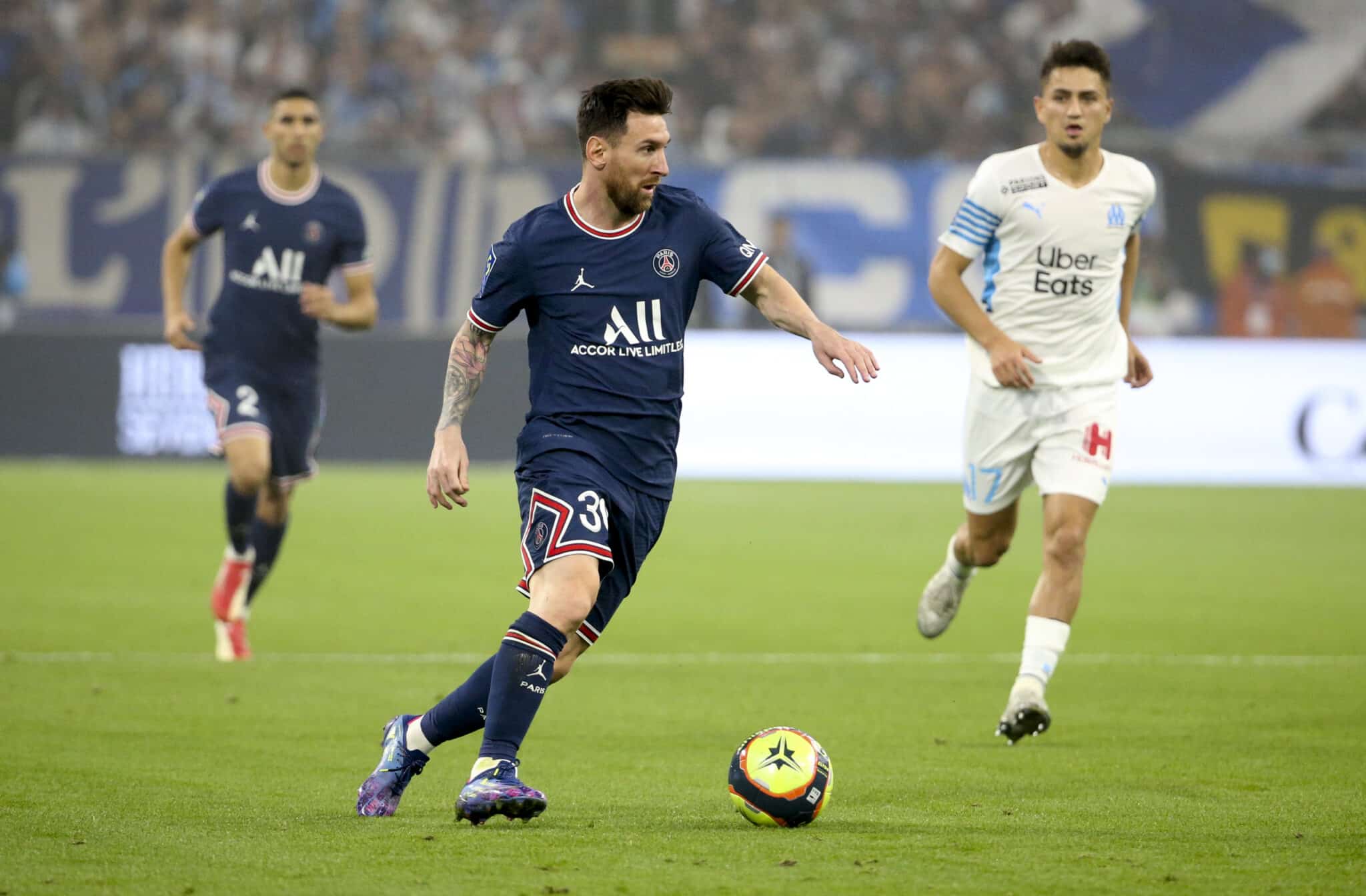 Leo Messi conduce el balón en un partido del Paris Saint Germain contra el Olympique de Marsella