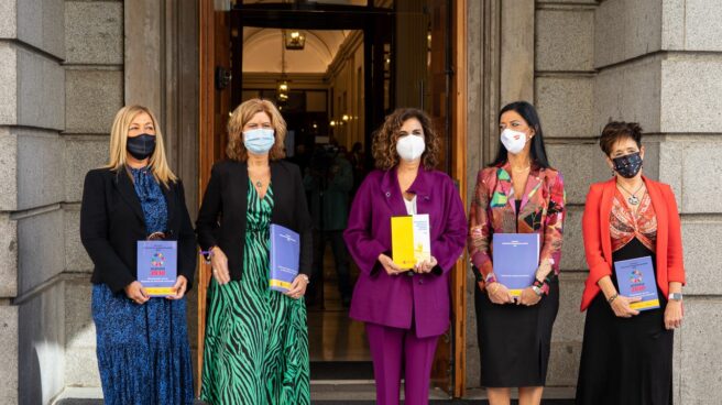 Montero y varias secretarias de Estado entregan los Presupuestos en el Congreso.