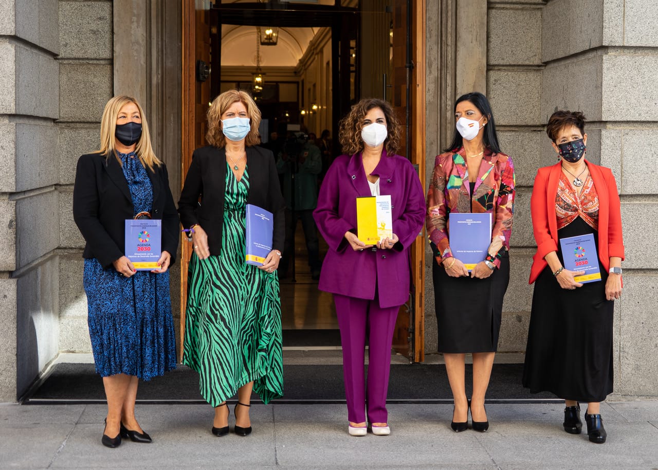 Montero y varias secretarias de Estado entregan los Presupuestos en el Congreso.