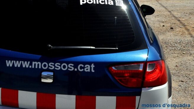 Los Mossos investigan la muerte violenta de un hombre en Santa Coloma Un vehículo de los Mossos.