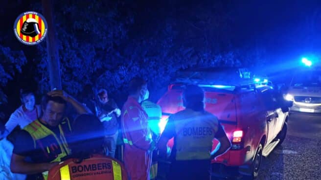 Los bomberos trabajan en el lugar del accidente