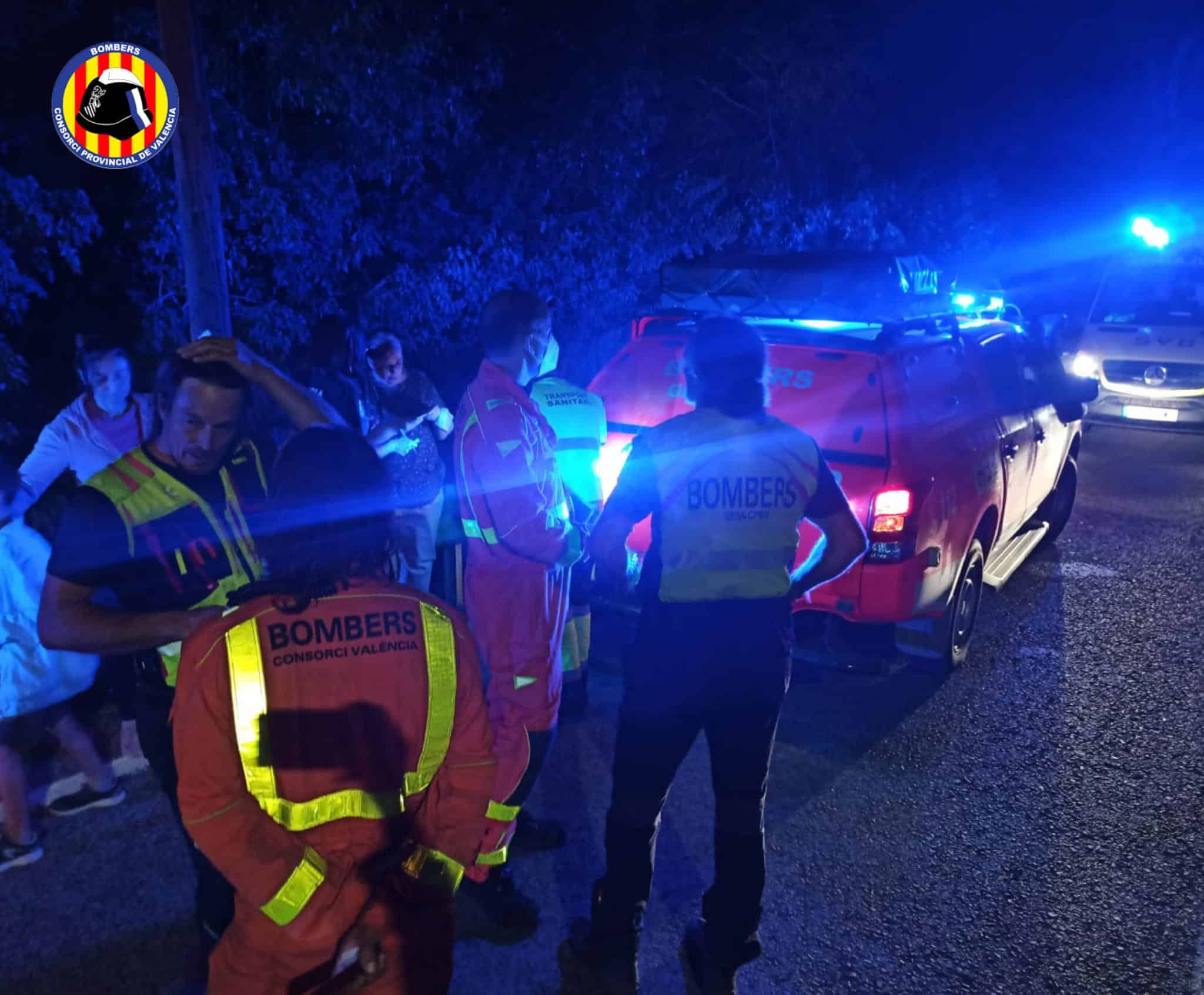 Los bomberos trabajan en el lugar del accidente