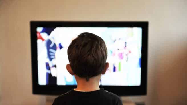 Un niño mira la televisión en su casa