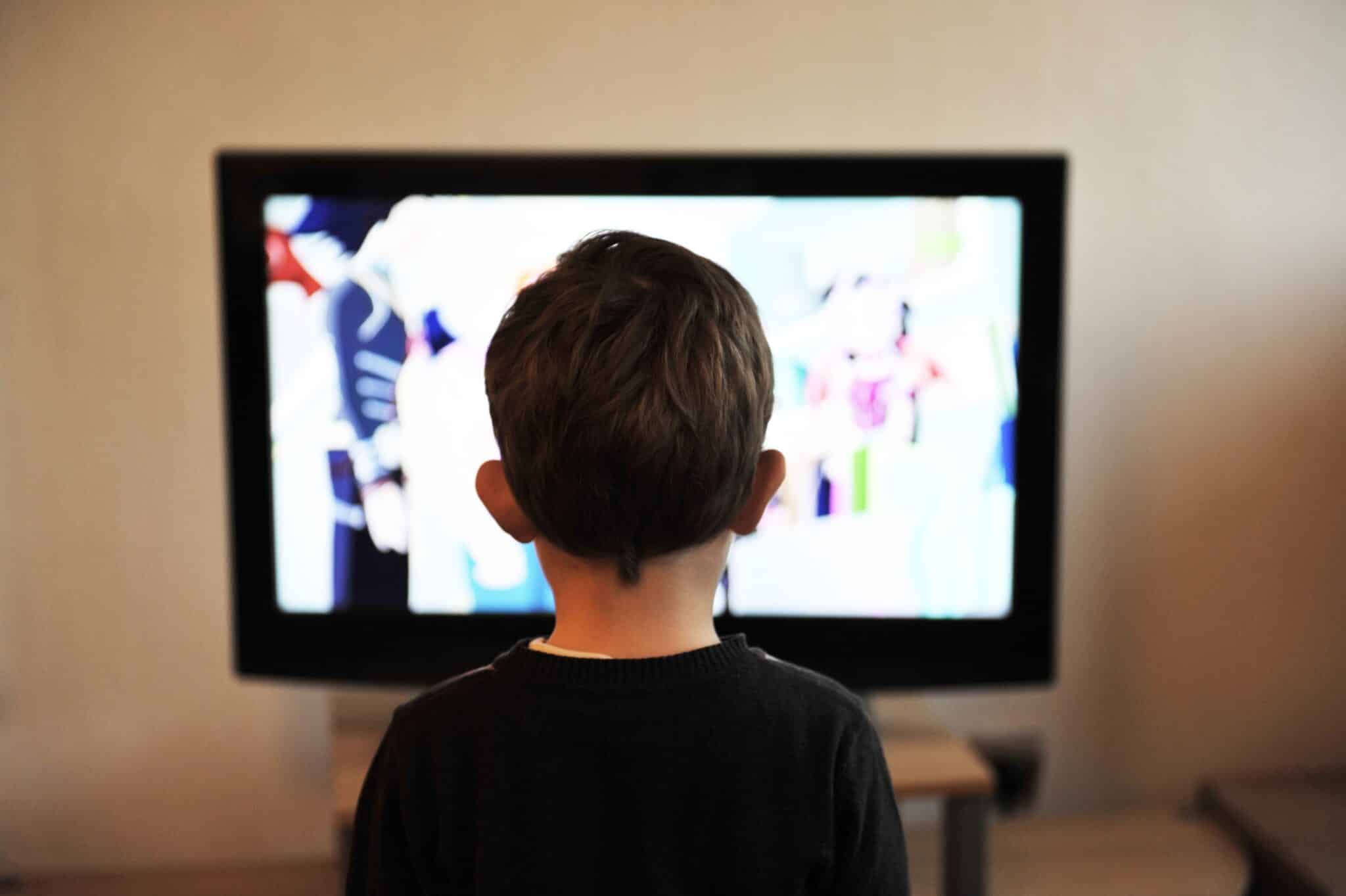 Un niño mira la televisión en su casa