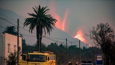 Las nuevas coladas de lava discurren paralelas a las anteriores y arrasan más casas y plantaciones en La Palma