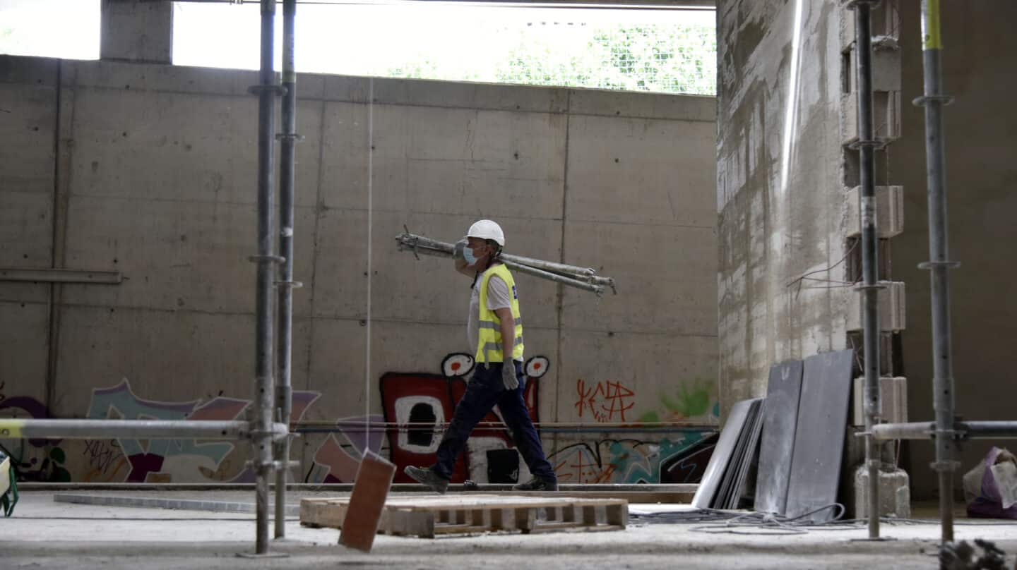 Un obrero trabaja en las obras de construcción de la nueva estación subterránea de Sant Andreu Comt, en Barcelona.