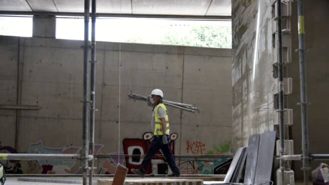 Un obrero trabaja en las obras de construcción de la nueva estación subterránea de Sant Andreu Comt, en Barcelona.