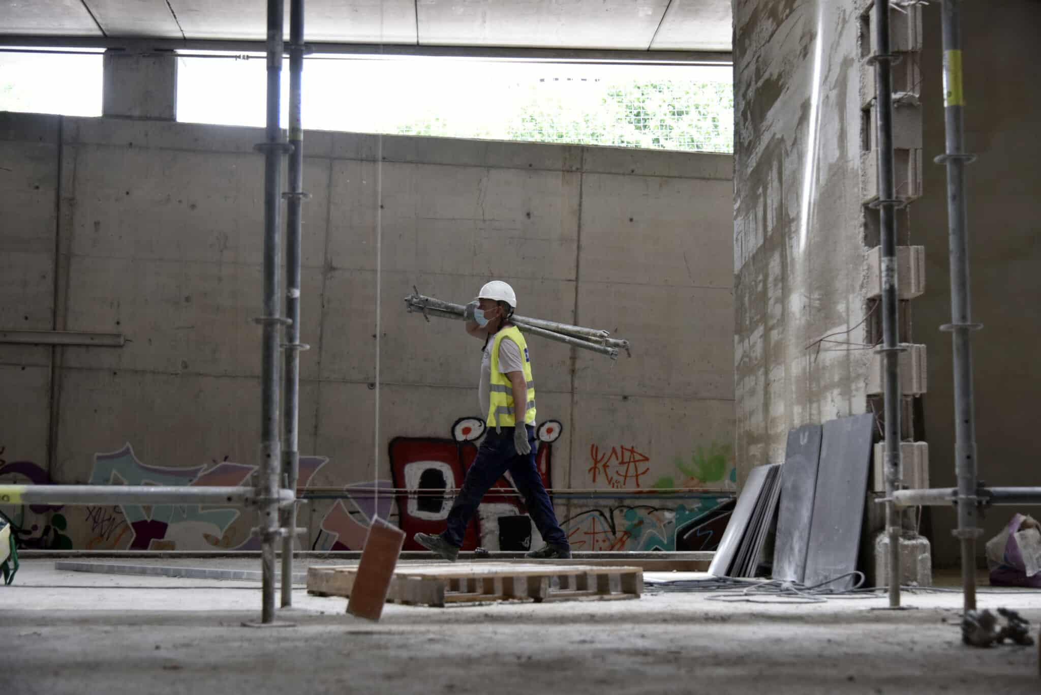 Un obrero trabaja en las obras de construcción de la nueva estación subterránea de Sant Andreu Comt, en Barcelona.