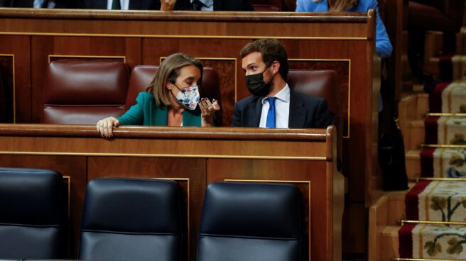 Pablo Casado charla con Cuca Gamarra en el Congreso de los Diputados.