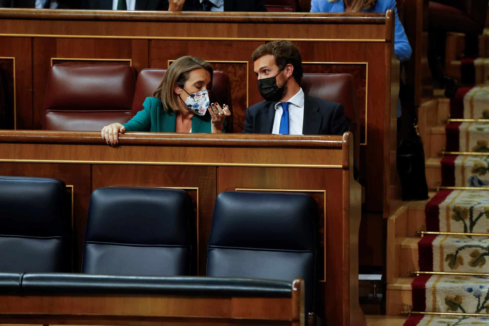 Pablo Casado charla con Cuca Gamarra en el Congreso de los Diputados.