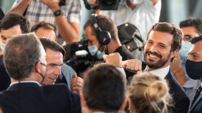 El líder del PP, Pablo Casado (d), y quien fuese su mentor, el ex presidente José María Aznar (i).