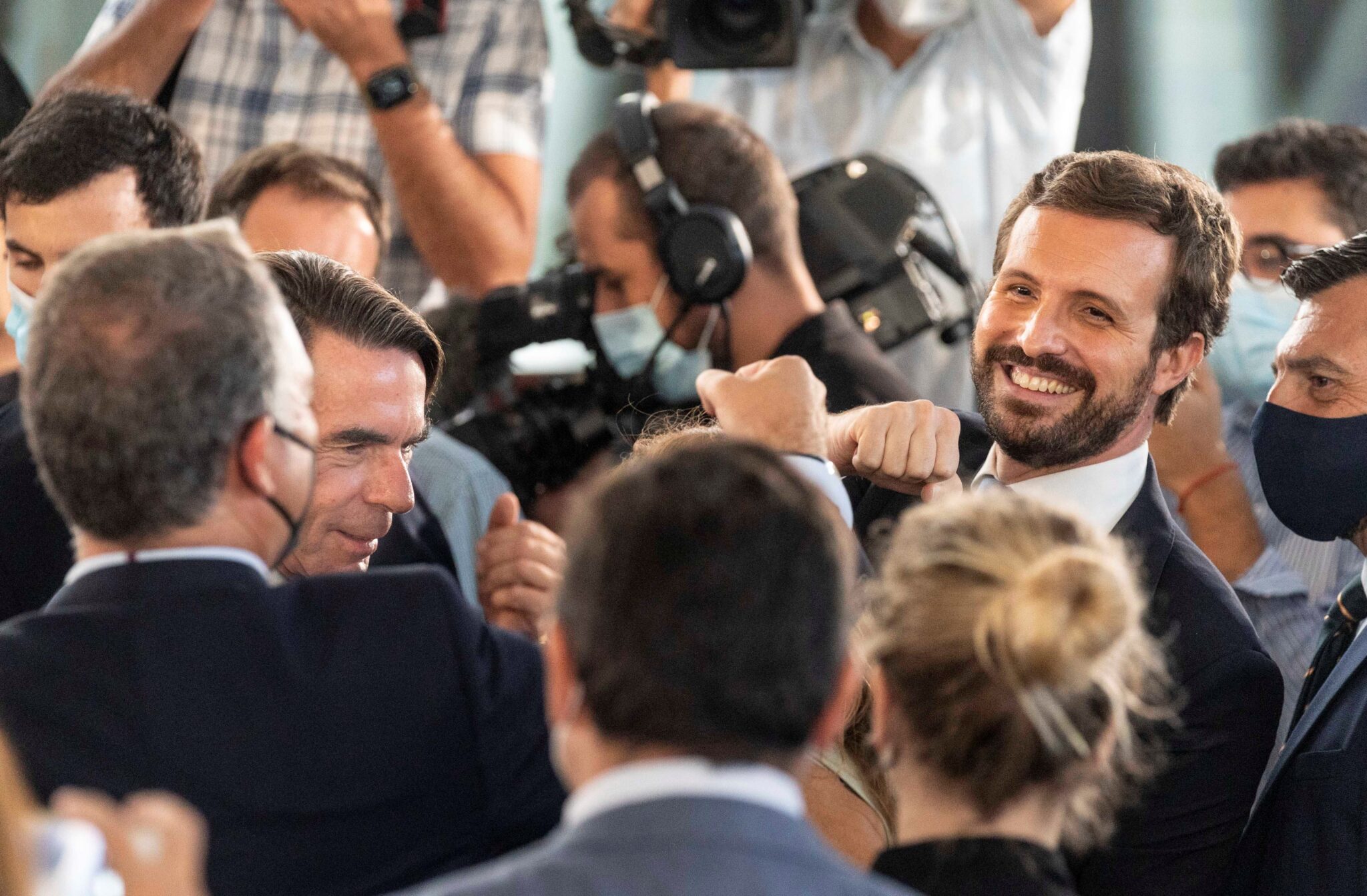 El líder del PP, Pablo Casado (d), y quien fuese su mentor, el ex presidente José María Aznar (i).