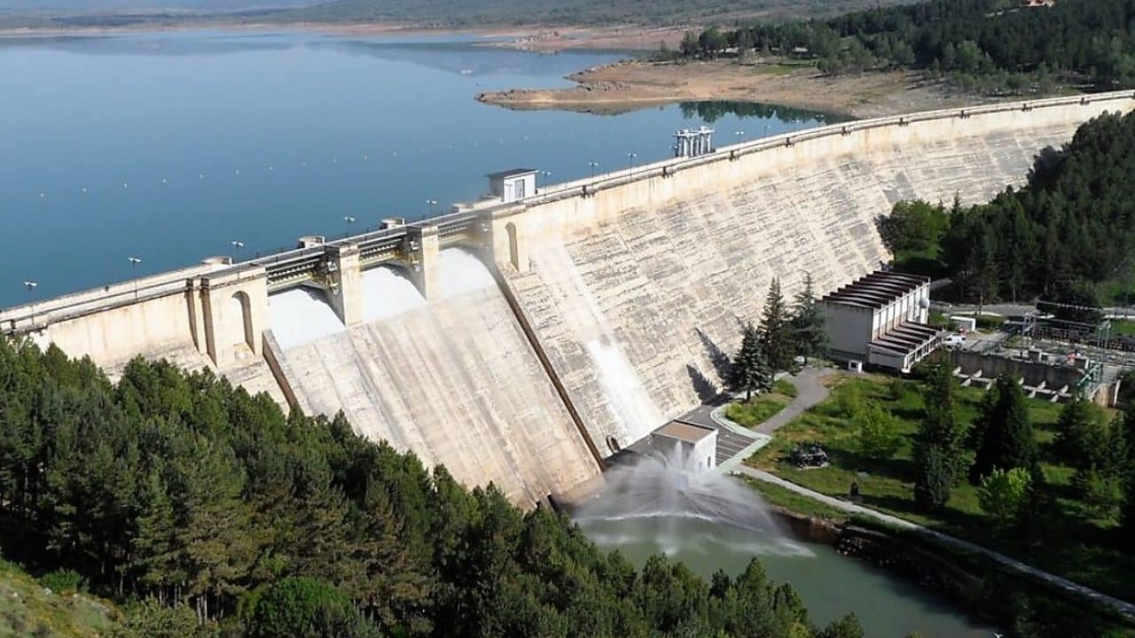 Cabecera de un pantano de Madrid