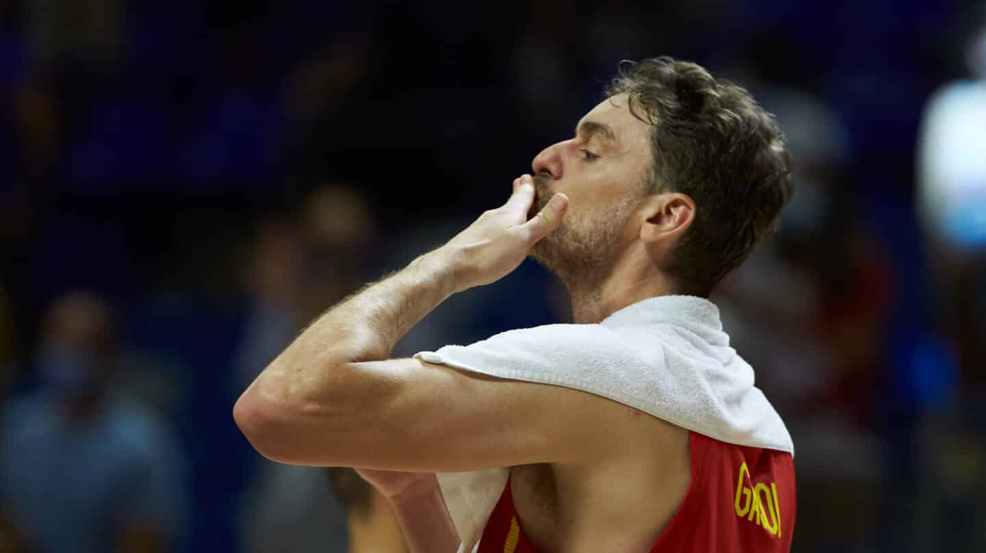 Pau Gasol saluda a la grada tras un partido de España previo a los Juegos Olímpicos de Tokio.