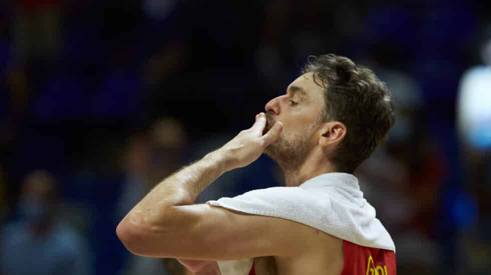 Pau Gasol saluda a la grada tras un partido de España previo a los Juegos Olímpicos de Tokio.