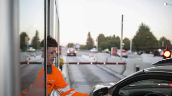 Un conductor abona el peaje de una autopista.