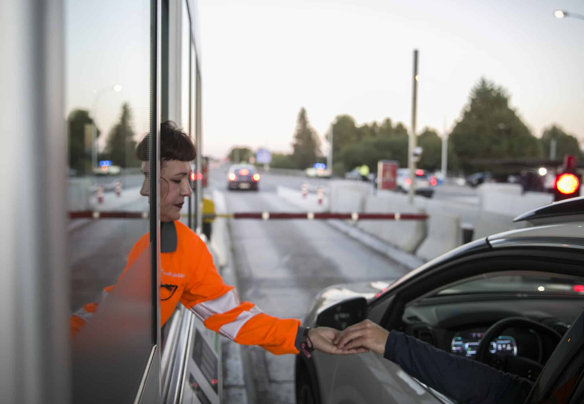 Un conductor abona el peaje de una autopista.