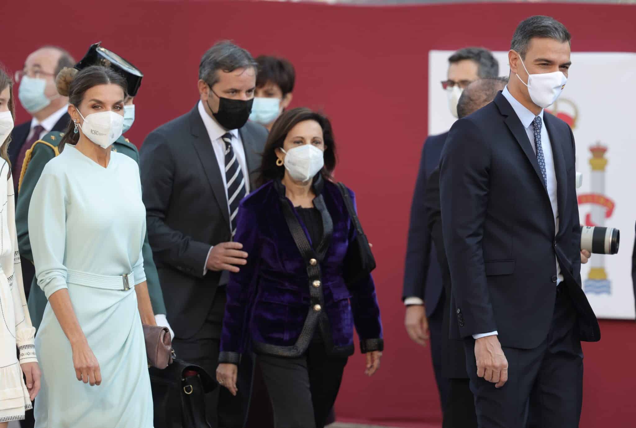 La reina Letizia, la ministra Margarita Robles y el presidente del Gobierno, Pedro Sánchez, en el desfile del 12 de octubre.