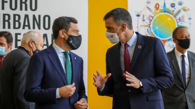 Inauguración oficial del I Foro Urbano de España y el III Foro de Gobiernos Locales El presidente del Gobierno, Pedro Sánchez , conversa a la llegada al Palacio de Congreso con el presidente de la Junta, Juanma Moreno.