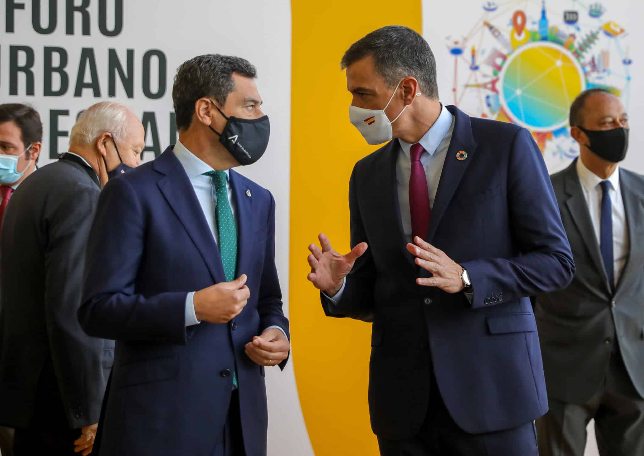 El presidente del Gobierno, Pedro Sánchez , conversa a la llegada al Palacio de Congreso con el presidente de la Junta, Juanma Moreno.