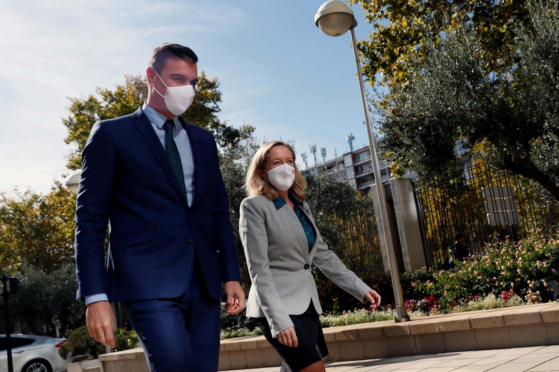 Pedro Sánchez, junto a la vicepresidenta Nadia Calviño en Madrid.