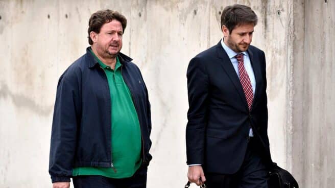 fiscalia-apoya-indulto-denunciante-caso-gürtel José Luis Peñas (izquierda) tras una de las sesiones del juicio por el 'caso Gürtel'.