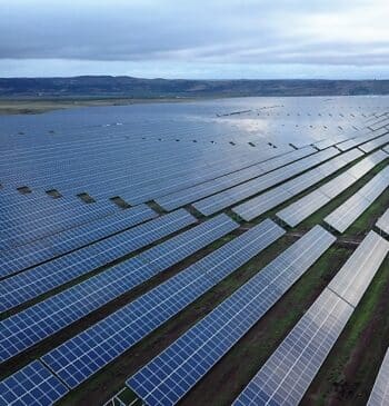 La potencia solar instalada en la red española se ha multiplicado por [...]