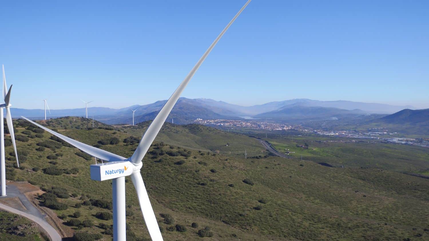Naturgy aumenta un 18% su producción de energía renovable en España. Durante 2021, la compañía produjo energía limpia equivalente al consumo anual de 2,2 millones de hogares y evitó la emisión de 4,3 millones de toneladas de gases contaminantes.