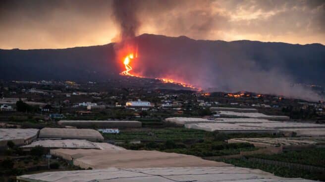 La lava avanza hacia el mar y las plantaciones de plátanos en La Palma