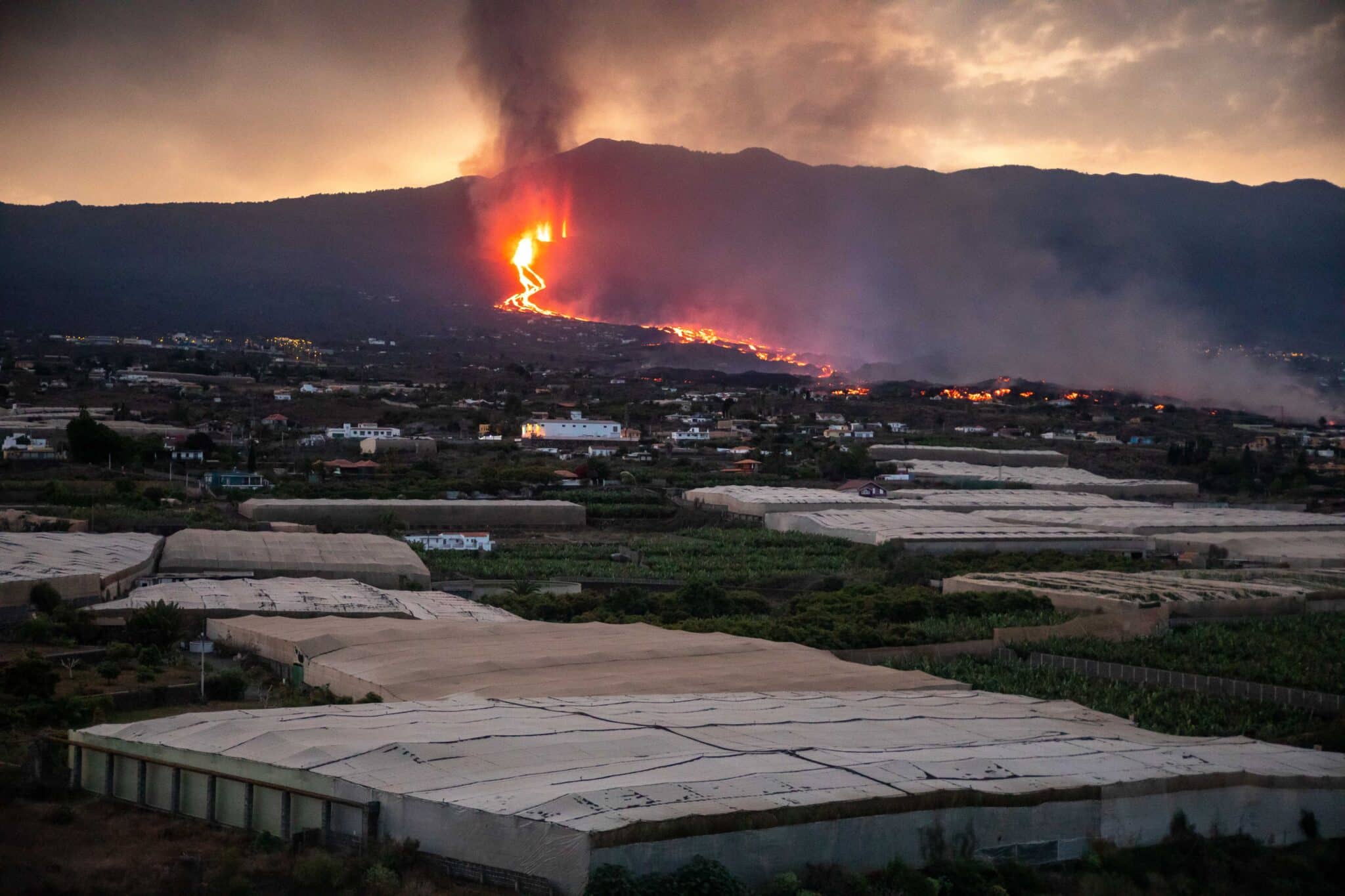 La lava avanza hacia el mar y las plantaciones de plátanos en La Palma