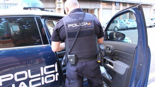 Detenido en Fuengirola el líder de red que importaba cocaína en Reino Unido Un agente de la Policía Nacional en una imagen de archivo.