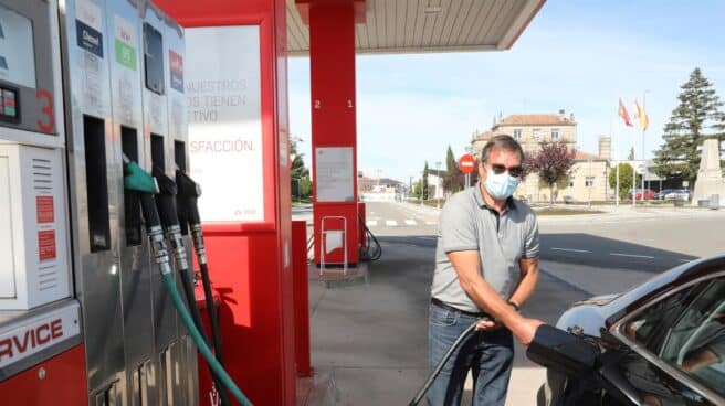 Un ciudadano portugués llena su depósito en una gasolinera en Fuentes de Oñoro (Salamanca).