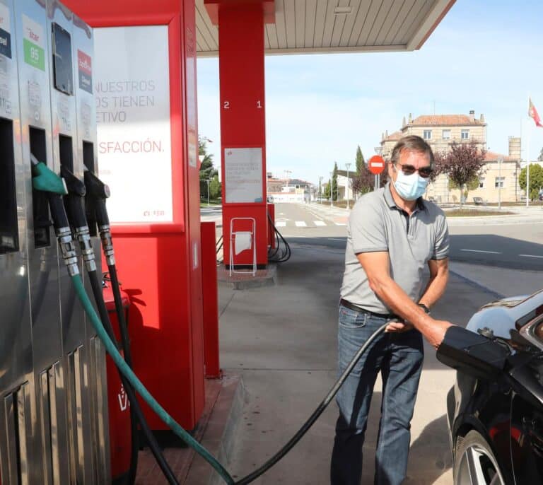 Llenar el depósito cuesta un 28% más que hace un año mientras la gasolina y el diésel marcan precios de récord