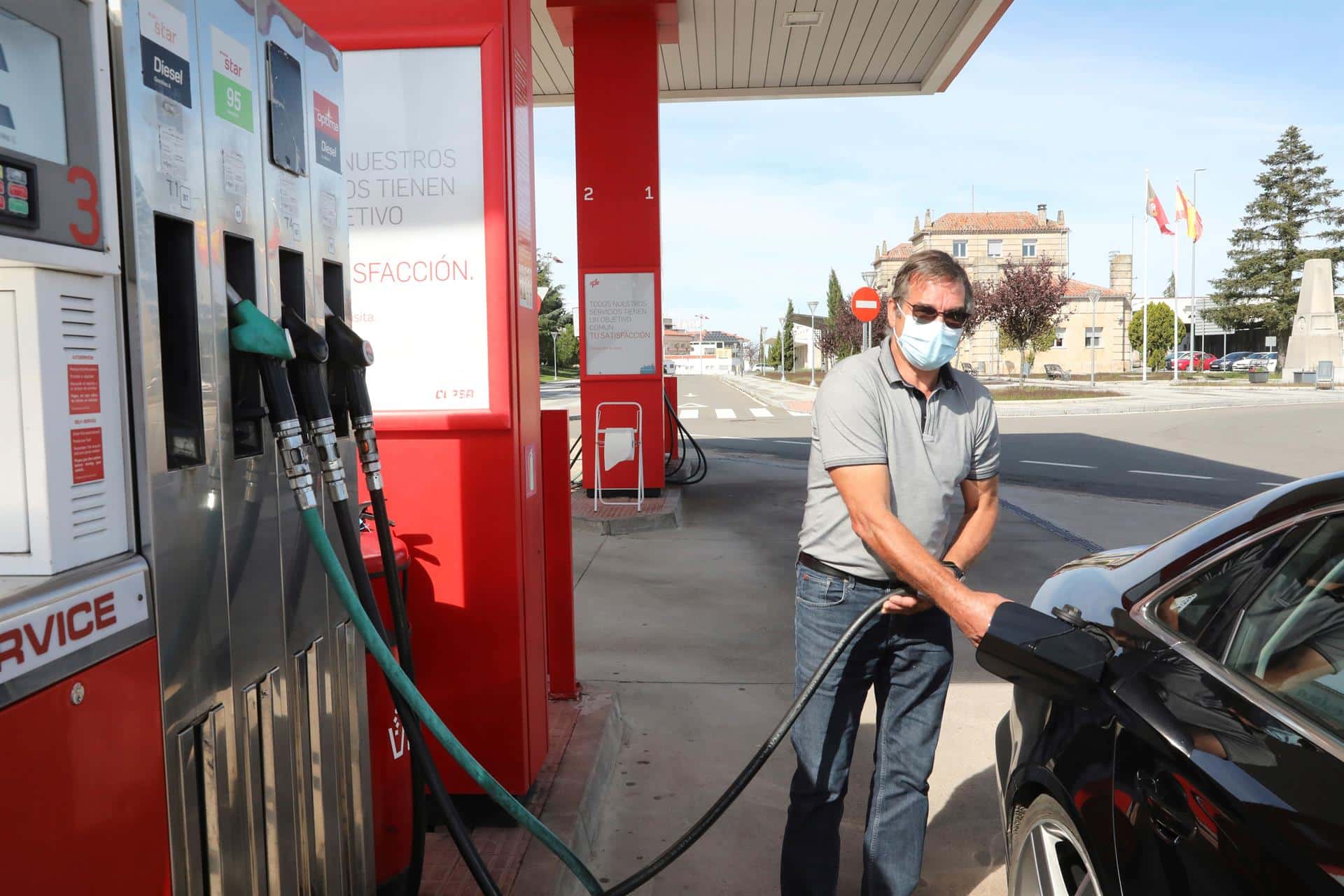 Un ciudadano portugués llena su depósito en una gasolinera en Fuentes de Oñoro (Salamanca).