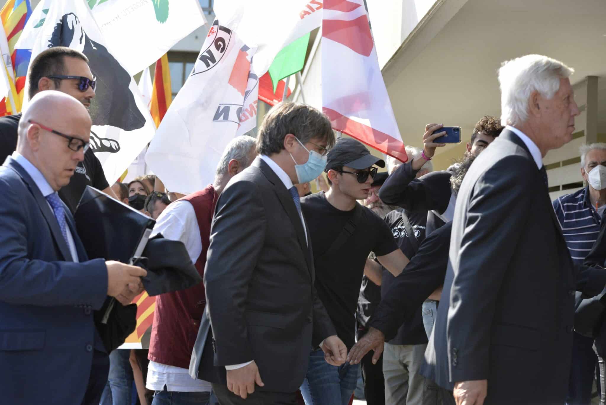 Carles Puigdemont entrando al juzgado de Sassari, en Cerdeña (Italia)