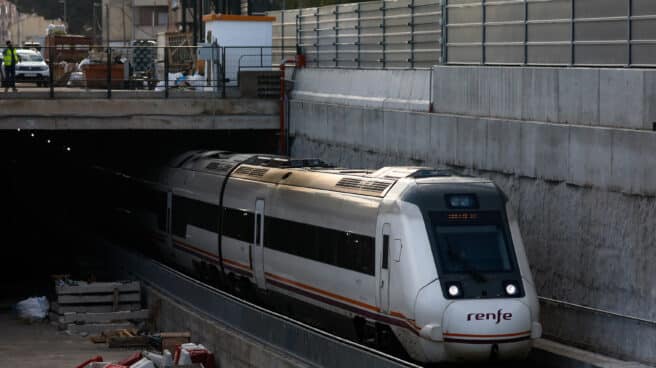 Renfe inicia los trámites para operar entre Londres y París por el Eurotúnel Un tren de Renfe circula por un túnel