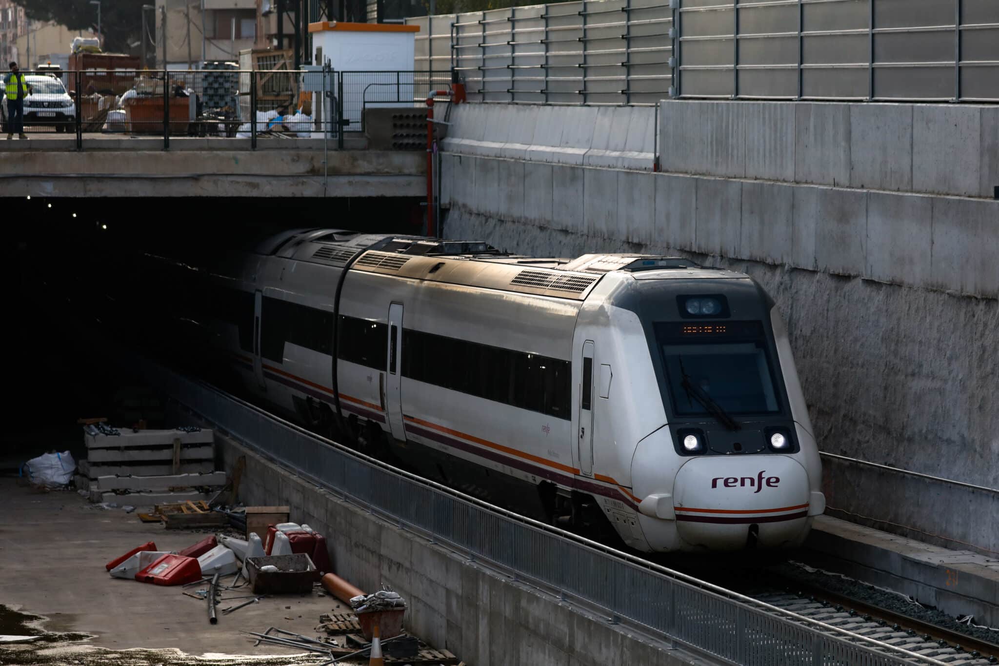 Un tren de Renfe circula por un túnel